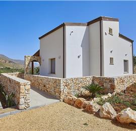 4 bedroom villa with pool, Castellammare del Golfo, sleeps 8-9